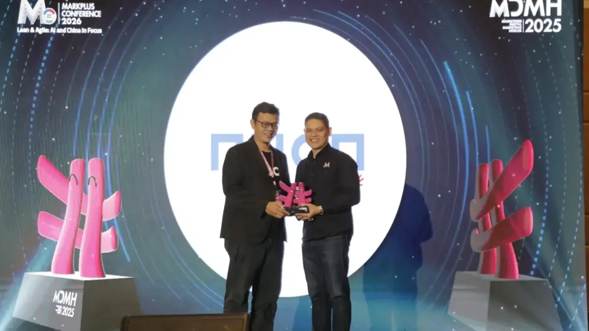 VP Business Growth Nuon Wahyudi saat menerima piala Creative Community Heroes pada ajang penghargaan Marketeer
