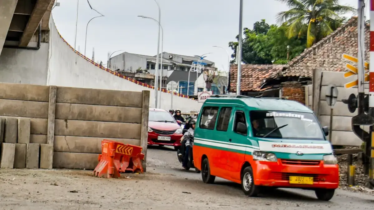 Tak Beroperasi Dua Hari, Angkot Cimahi Dapat Kompensasi Rp600 Ribu Ilustrasi: Angkot melintas di bawah jalan layang Nurtanio di Jalan Abdul Rahman Saleh, Kota Bandung, Senin (5/