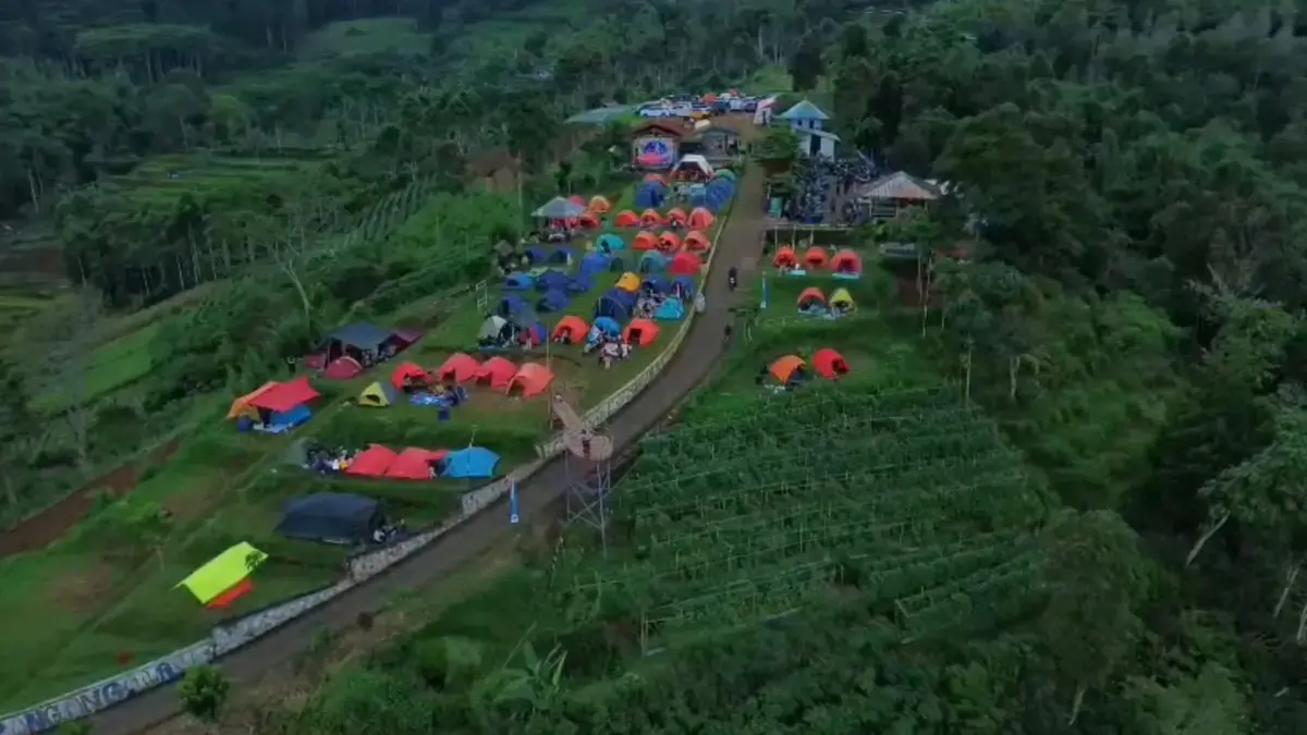 Nampak sejumlah tenda kemping berdiri di Bukit Baros Kecamatan Panjalu Kabupaten Ciamis. (Istimewa/dok pribadi