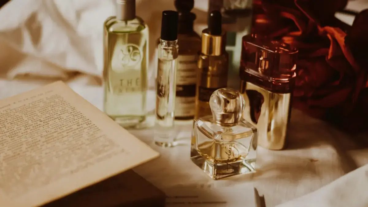 10 Rekomendasi Parfum Wanita Wangi Tahan Lama 24 Jam Terbaru 2026 10 Rekomendasi Parfum Wanita Wangi Tahan Lama 24 Jam Terbaru 2026