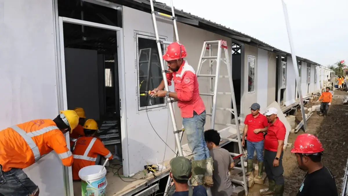 Petugas TelkomGroup melakukan pemulihan dan penguatan infrastruktur jaringan telekomunikasi pascabencana.