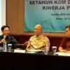 Founder Indikator Politik Indonesia Prof. Burhanuddin Muhtadi (kiri) saat memaparkan hasil survei di Bandung,