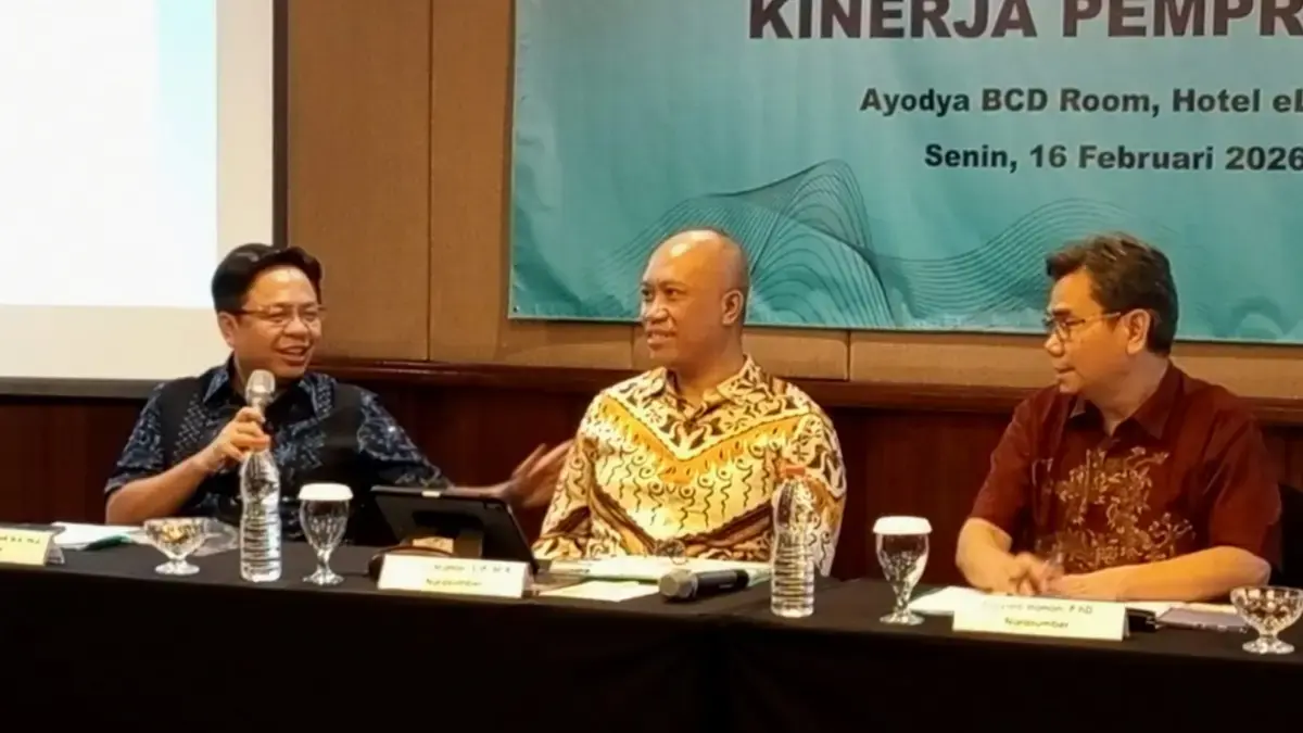 Founder Indikator Politik Indonesia Prof. Burhanuddin Muhtadi (kiri) saat memaparkan hasil survei di Bandung,