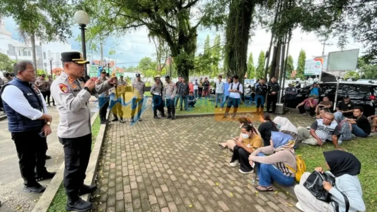 Kapolres Pangandaran AKBP Ikrar Potawari saat memberikan arahan pada para korban Aplikasi investasi bodong MBA