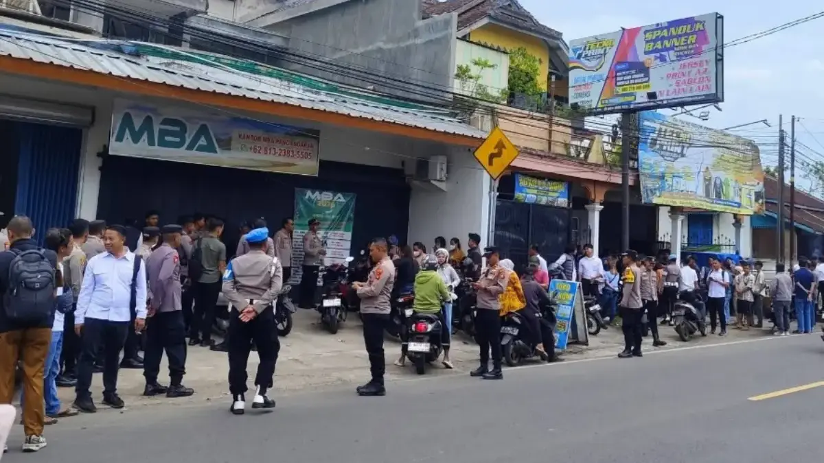 Info Terkini Kasus Aplikasi MBA, Korban Capai 2000 Orang yang Terdata Posko Pengaduan Polres Pangandaran Massa saat menggeruduk kantor Aplikasi MBA di Pangandaran (ist)