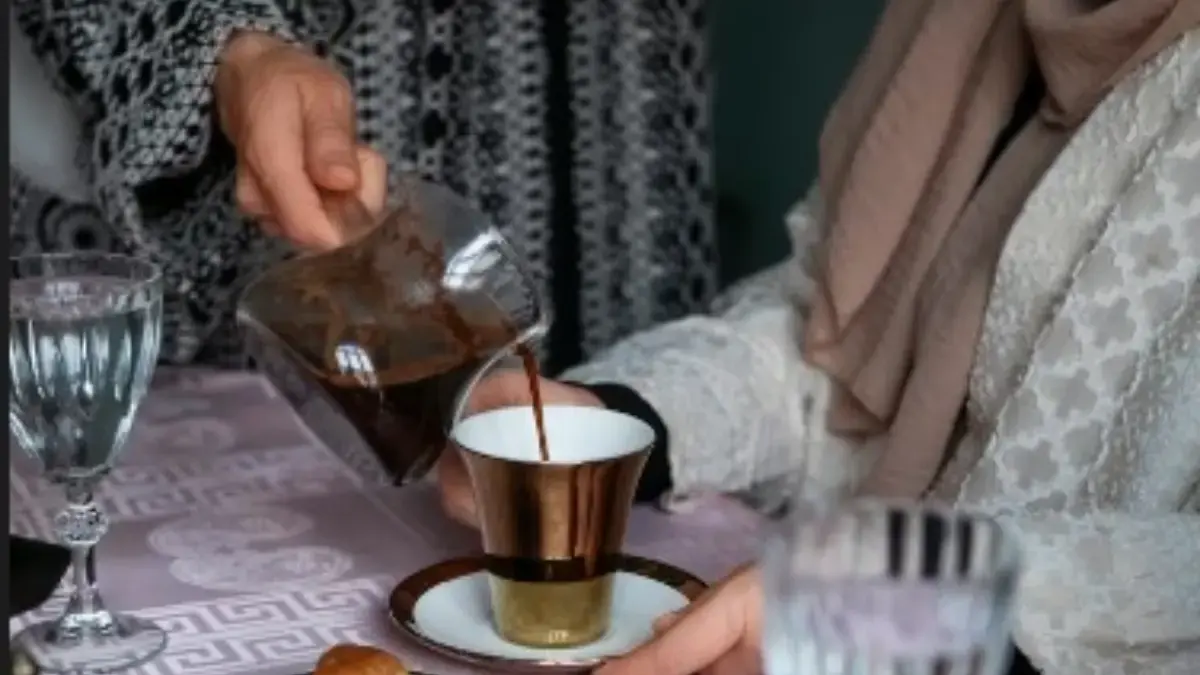 Jangan Ngopi Saat Sahur, Atau Kamu akan Alami ini Ilustrasi Ngopi saat Sahur yang bisa menimbuklan dehidrasi. (freepik)
