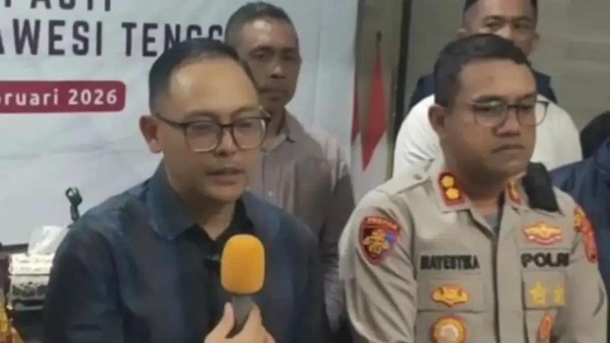 Kepala Otoritas Jasa Keuangan (OJK) Sultra, Bismi Maulana Nugraha saat menjawab pertanyaan wartawan terkait ap