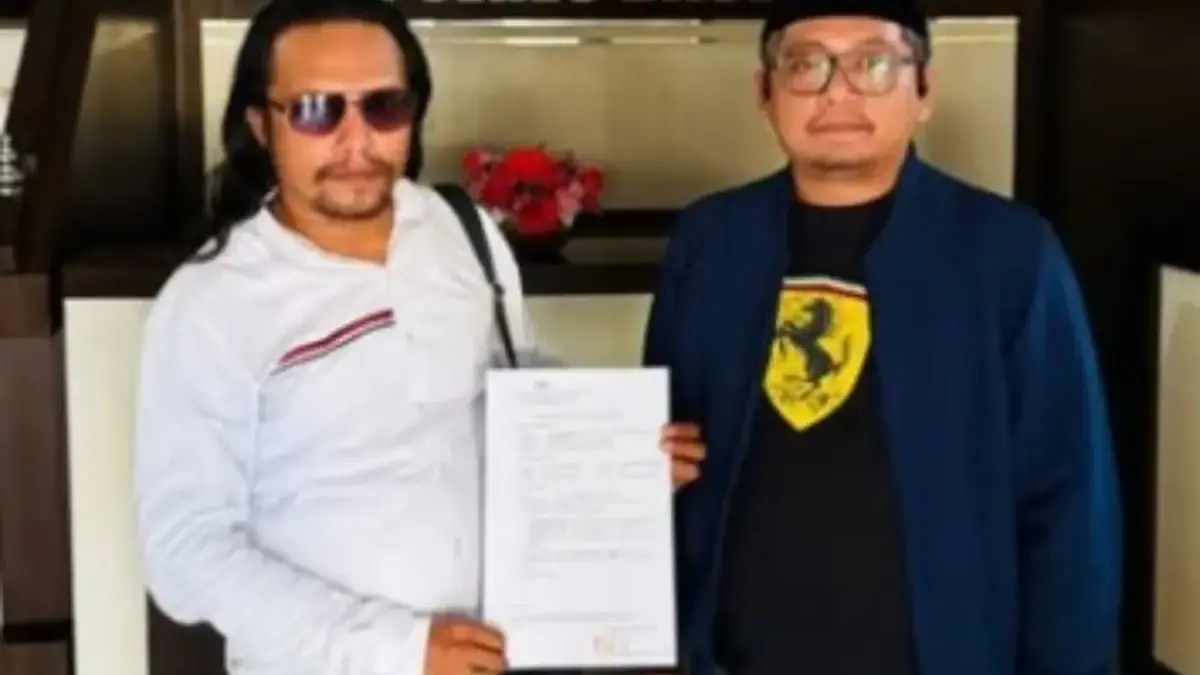 Mengaku Korban, Ketua AMG Baubau Resmi Laporkan AMG Pantheon Ke Polres Baubau Dua pengacara Ketua AMG Baubau La Ode Syahrul saat melaporkan AMG Pantheon ke Polres Baubau pada Kamis(26/2/20