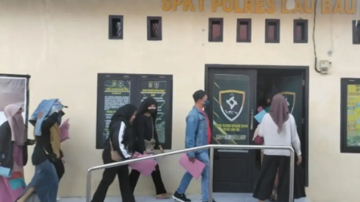 40 Korban AMG Pantheon Datangi Polres Baubau Bikin Laporan Puluhan orang yang mendatangi Polres Baubau untuk melaporkan AMG Pantheon, pada Kamis (26/2/2026) (dok.metroke