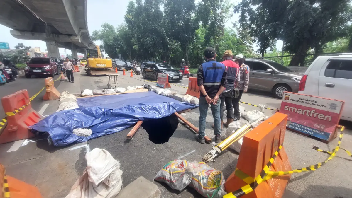 Jalan amblas di ruas Jalan Soleh Iskandar, Kecamatan Tanah Sareal, Kota Bogor, menyebabkan salah satu badan ja