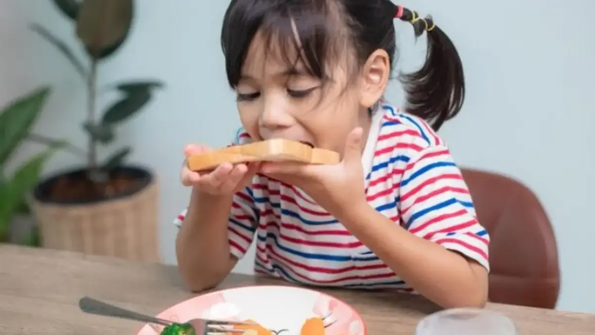Jadwal Waktu Makan yang Tepat Untuk Anak, Penting Untuk Metabolisme Si Kecil, Jangan Remehkan ILUSTRASI waktu makan anak yang tepat berpengaruh pada metabolismenya. (freepik)