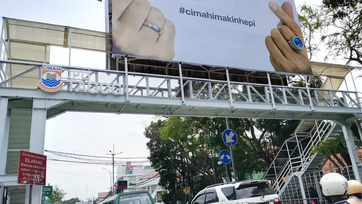JPO Tagog Kembali Difungsikan, Penyeberangan di Jalan Amir Mahmud Kini Lebih Aman Kondisi JPO Tagog Cimahi sesudah direnovasi menjadi gaya lebih modern (mong)