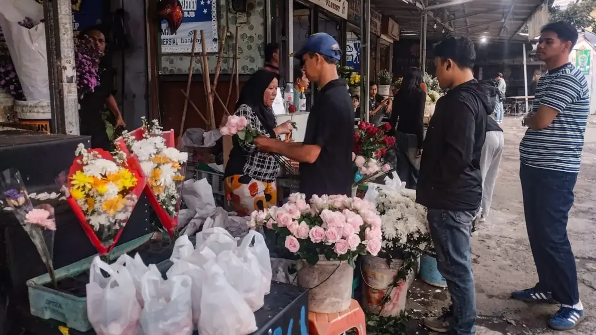 Pembeli memilih bunga Valentine yang dijual di Pasar Bunga Palasari, Kota Bandung, Sabtu (14/2). Menurut pedag