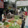 Aktivitas jual beli di Pasar Ujung Berung, Bandung Timur, Jawa Barat, diwarnai kenaikan harga komoditas bahan