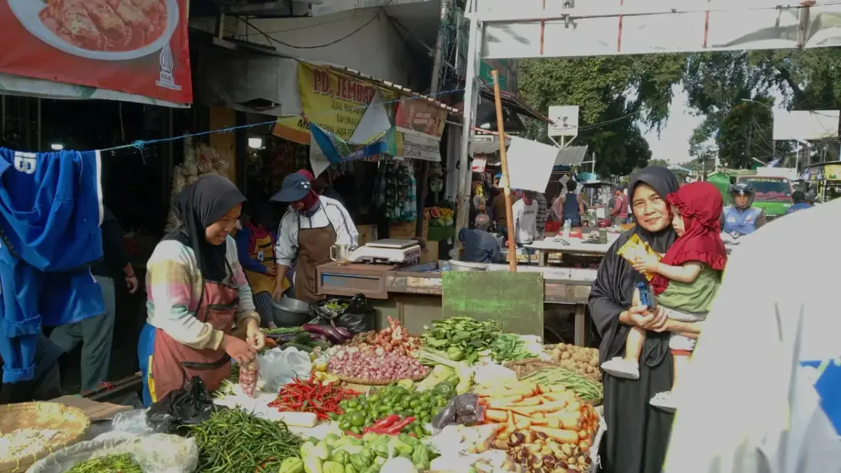 Aktivitas jual beli di Pasar Ujung Berung, Bandung Timur, Jawa Barat, diwarnai kenaikan harga komoditas bahan