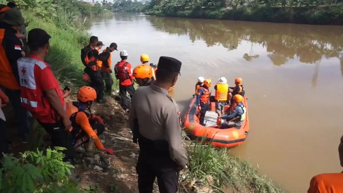 Tim Gabungan saat melakukan pencarian Ibu Enok (41) korban yang hanyut di Kampung Cijagra, Desa Cilame, Kecama