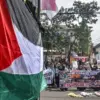 Massa aksi yang tergabung dalam Aliansi Bela Palestina Boikot Israel membawa poster dan spanduk saat mengikuti