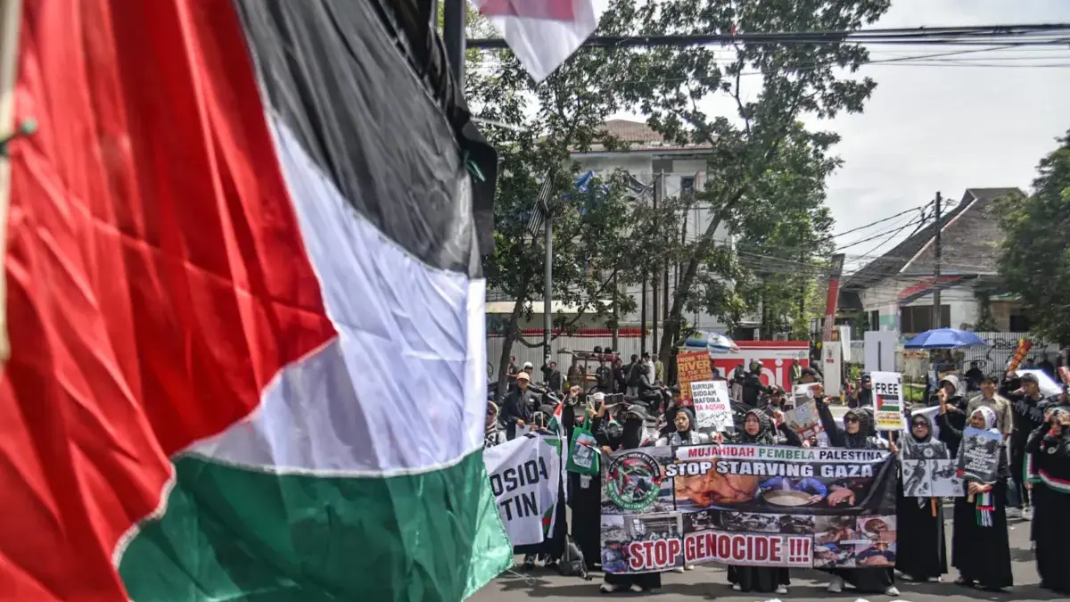 Massa aksi yang tergabung dalam Aliansi Bela Palestina Boikot Israel membawa poster dan spanduk saat mengikuti