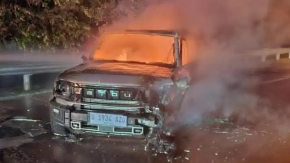 Mobil Jeep Terbakar Usai Kecelakaan di Tol Jagorawi, Dua Orang Alami Luka Bakar Mobil terbakar di Tol Jagorawi. Foto: PJR Tol Jagorawi