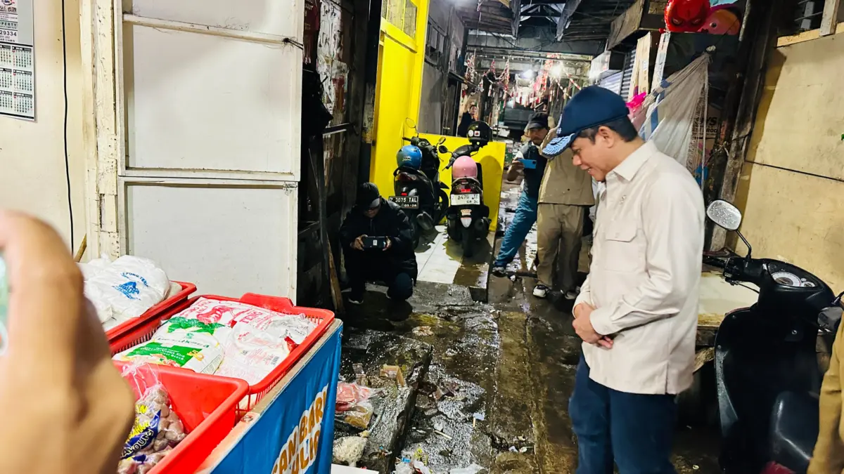 Menteri Lingkungan Hidup dan Kehutanan Republik Indonesia, Dr. Hanif Faisol Nurofiq saat mengecek kondisi di d