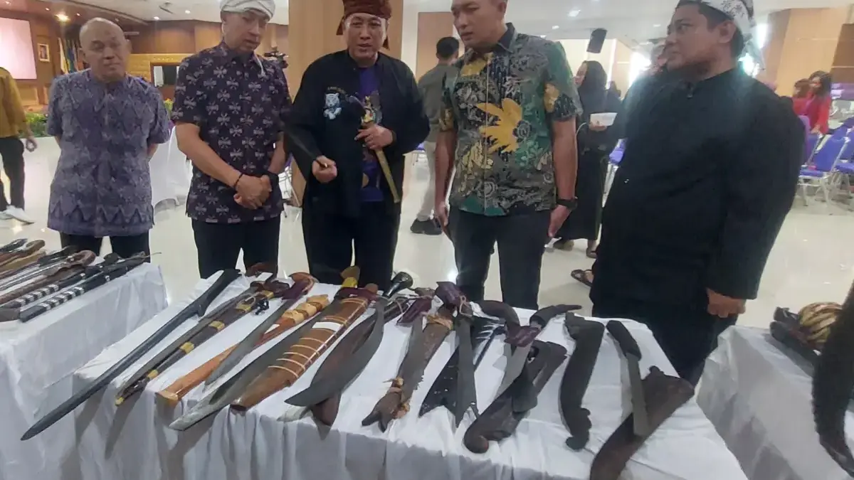Wali Kota Bogor, Dedie A. Rachim (kedua dari kiri) bersama pihak terkait saat melihat sejumlah koleksk golok y