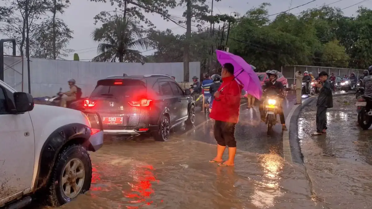 Hujan Deras Picu Banjir di Babakan Madang, Dua Desa dan Jalur Nasional Sempat Tergenang Hujan Deras Rendam Dua Desa di Babakan Madang, Jalur Nasional Sempat Tergenang
