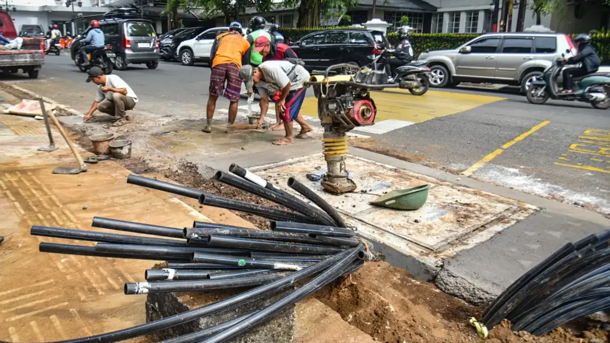 Janjikan Pengawasan, Pemkot Bandung Akui Galian Kabel Masih Tak Rapi Pekerja menyelesaikan proyek galian ducting di Jalan Aceh, Kota Bandung, Rabu (11/2). Foto: Dimas Rachmatsyah
