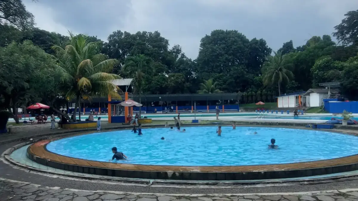 Kolam Renang Mila Kencana yang berada di kawasan GOR Pajajaran, Kota Bogor, yang sudah mulai dapat kembali dig