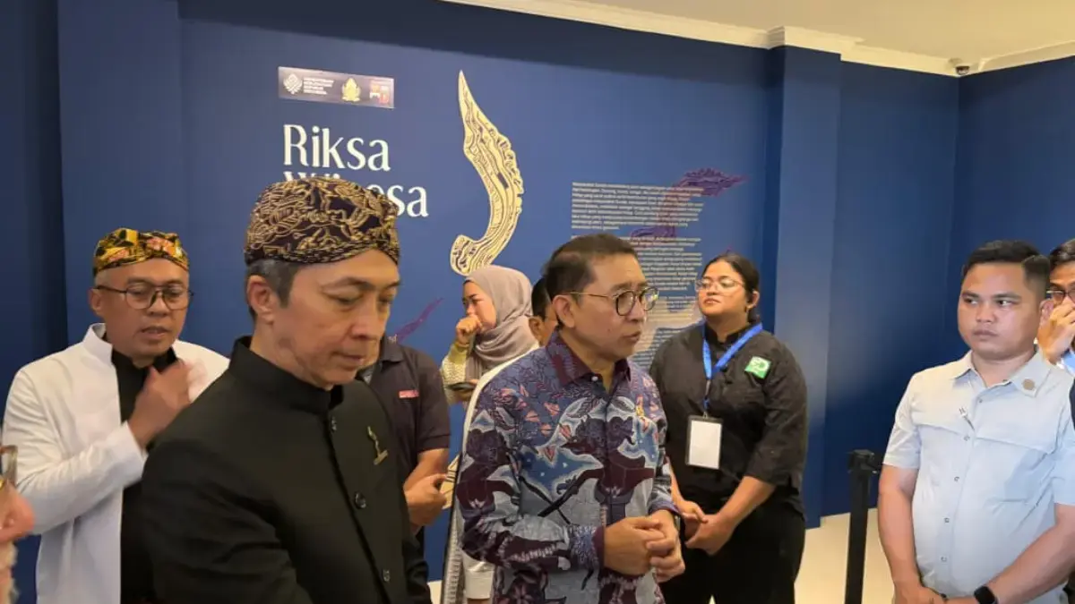 Resmikan Pameran Riksa Wisesa, Menbud Fadli Zon Dorong Museum Pajajaran Bogor Jadi Pusat Budaya Sunda Menteri Kebudayaan Republik Indonesia, Fadli Zon, bersama Wali Kota Bogor, Dedie A. Rachim, dengan pihak terka