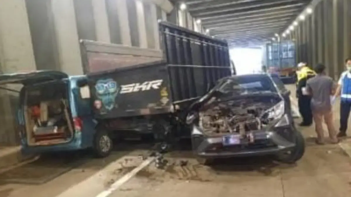 Truk Hino Diduga Melaju Kencang, Tujuh Kendaraan Terlibat Tabrakan Beruntun di Tol Jagorawi KM 47B Kecelakaan lalu lintas beruntun melibatkan tujuh kendaraan terjadi di Ruas Tol Jagorawi KM 47B arah Jakarta, t