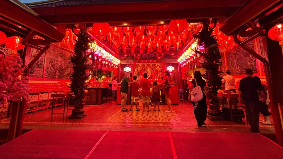 Umat Khonghucu di Kota Bogor terlihat mulai berdatangan ke Vihara Dhanagun untuk melaksanakan sembahyang pada