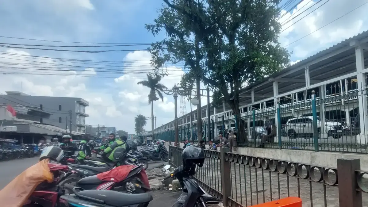 Jalan Mayor Oking Kembali Steril dari PKL, Satpol PP Kota Bogor Tindak Enam Pedagang Kawasan Jalan Mayor Oking, tepatnya di jalanan sekitar Stasiun Bogor, kembali terpantau lengang dan steril dar