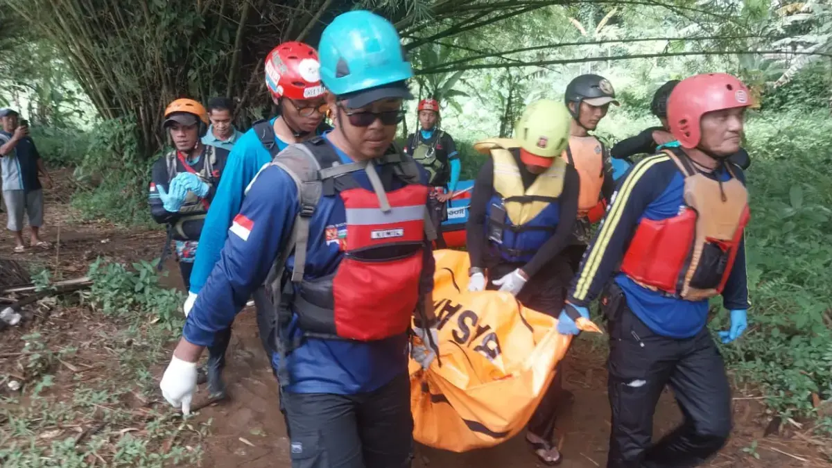Tim Gabungan berhasil menemukan remaja yang diduga bunuh diri dengan meloncat ke Sungai Cisadane dari Jembatan