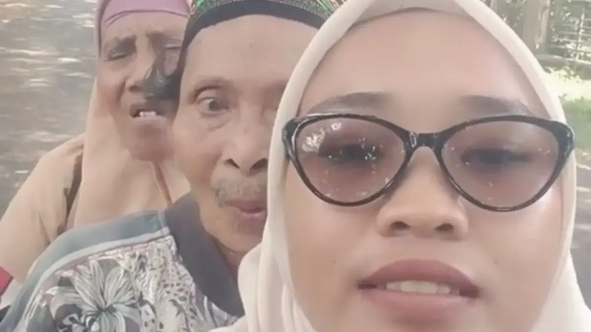 Viral! Warga Ciamis Bonceng 2 Lansia Sakit gegara Tak Mampu Bayar Mobil Desa Rp400 Ribu, Teriak Minta Gubernur Tangkapan layar video viral akun @missalma89, warga Desa Hegarmanah, Ciamis mengadu ke Dedi Mulyadi, terpaksa