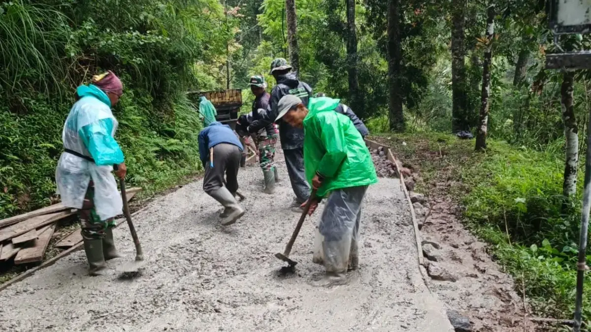 Puasa Tak Surutkan Semangat: Kodim 0624 Kebut Pengecoran Jalan Malam Hari di Desa Cipelah pengecoran jalan