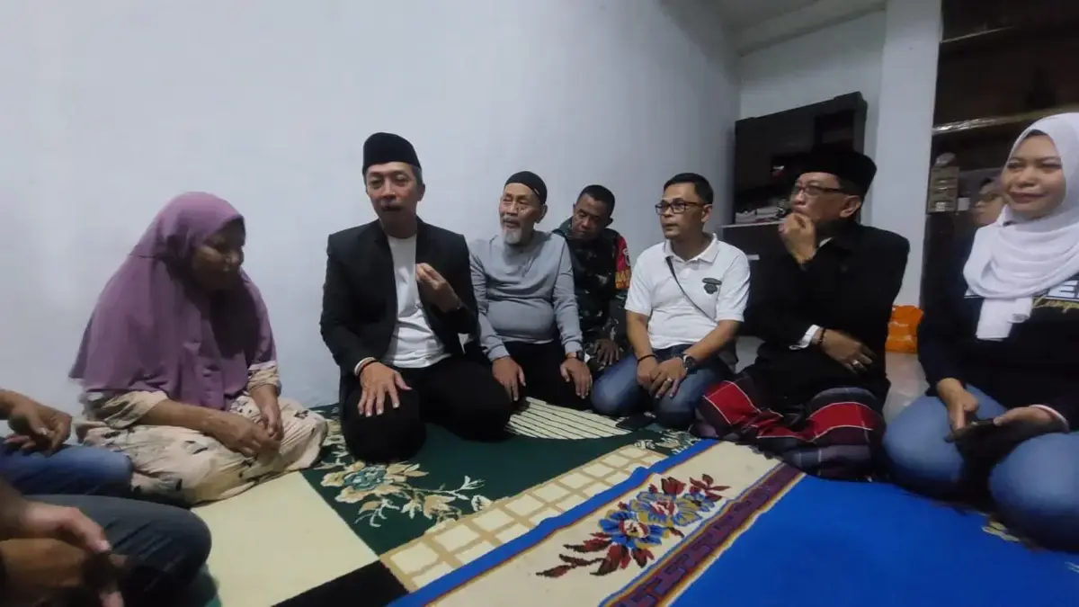 Tinjau Lokasi Longsor Bondongan, Dedie Rachim Serahkan Santunan kepada Keluarga Korban 