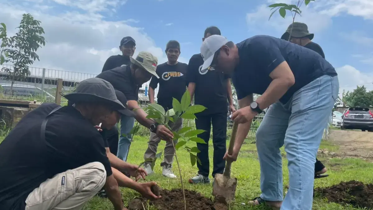 Dukung Program Hutan Kota, FWBS Tanam Ratusan Pohon di Cisadane