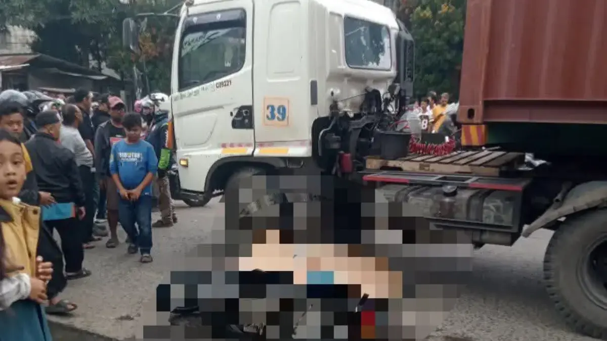 Kecelakaan lalu lintas yang melibatkan sepeda motor dan truk kontainer terjadi di Jalan Raya Dayeuhkolot