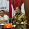 Salurkan Bantuan CSR, Ketua Komisi I DPRD Bogor Dorong Perbaikan MCK Sekolah di Babakan Madang
