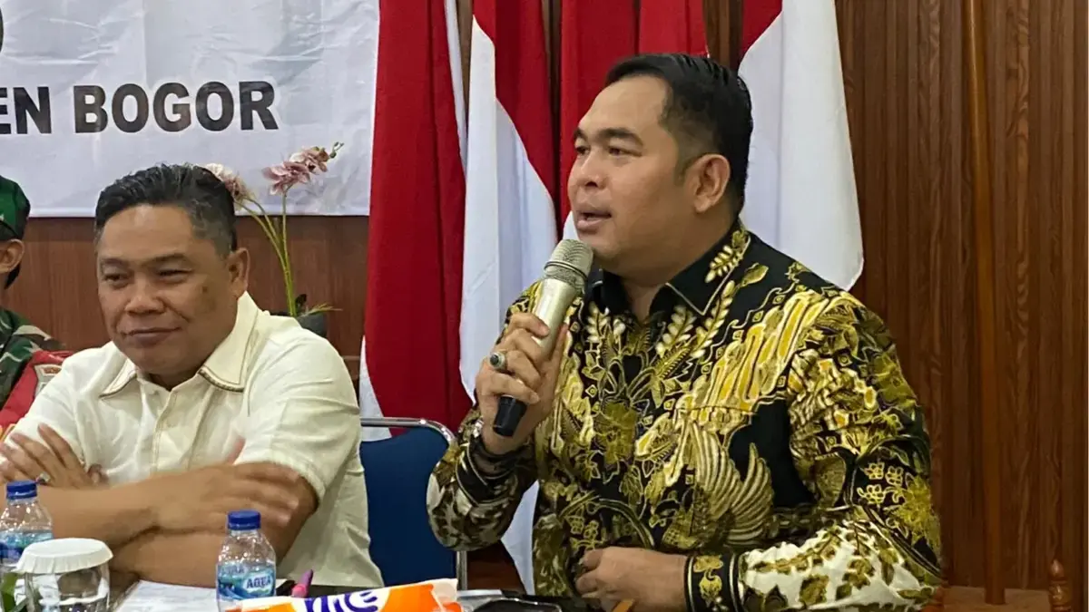 Salurkan Bantuan CSR, Ketua Komisi I DPRD Bogor Dorong Perbaikan MCK Sekolah di Babakan Madang