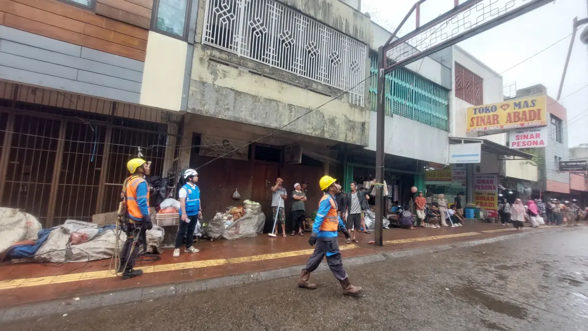 Perusahaan Listrik Negara (PLN) Kota Bogor melakukan penertiban kabel dan KWH-meter atau meteran listrik
