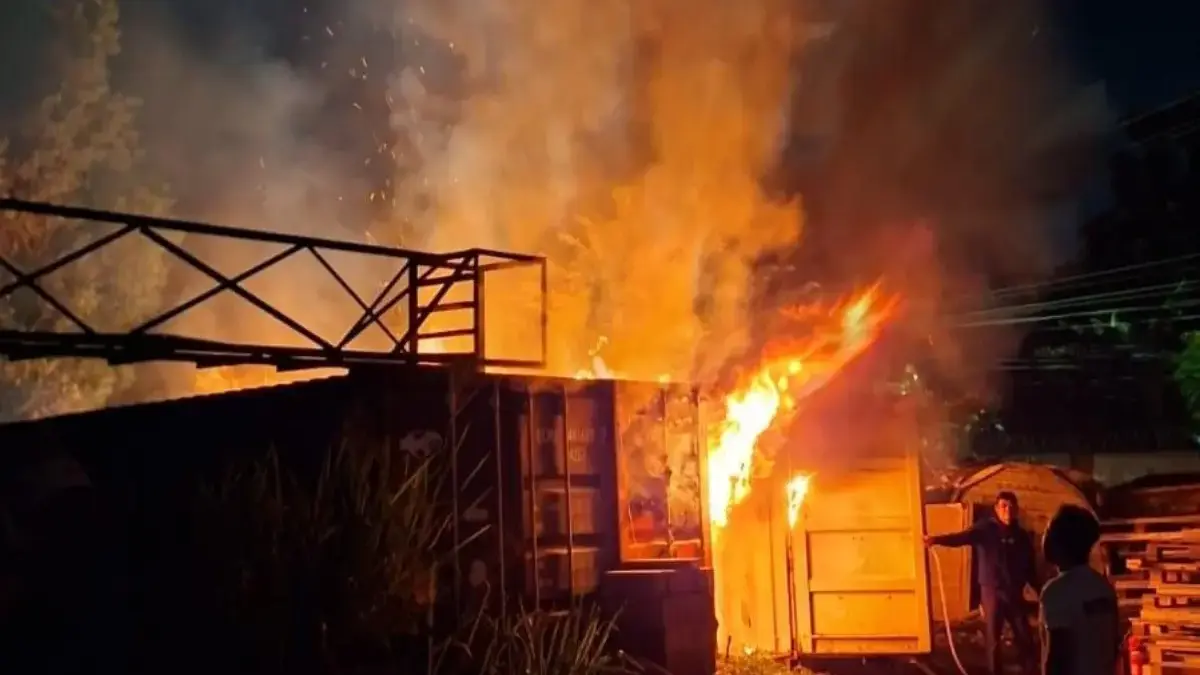 Kontainer Penyimpanan Barang di Bogor Terbakar, Diduga Akibat Bakar Sampah Tanpa Pengawasan