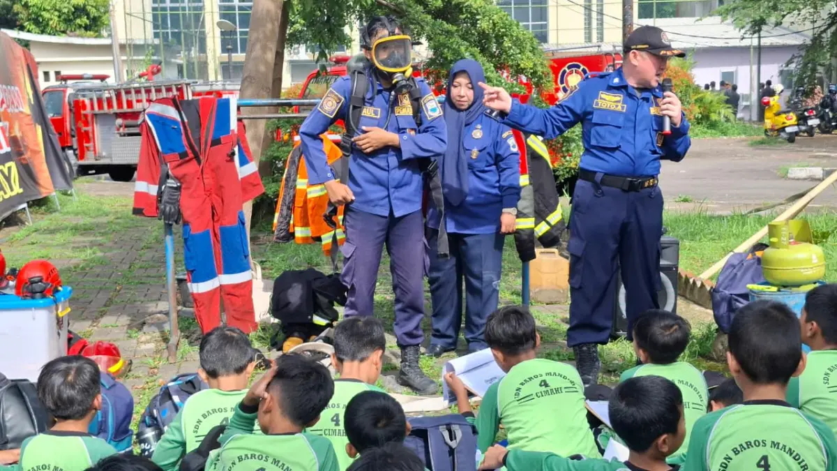 Puluhan Siswa SD di Cimahi Ikuti Pelatihan Dasar Penanggulangan Kebakaran Puluhan Siswa SD di Cimahi Ikuti Pelatihan Dasar Penanggulangan Kebakaran