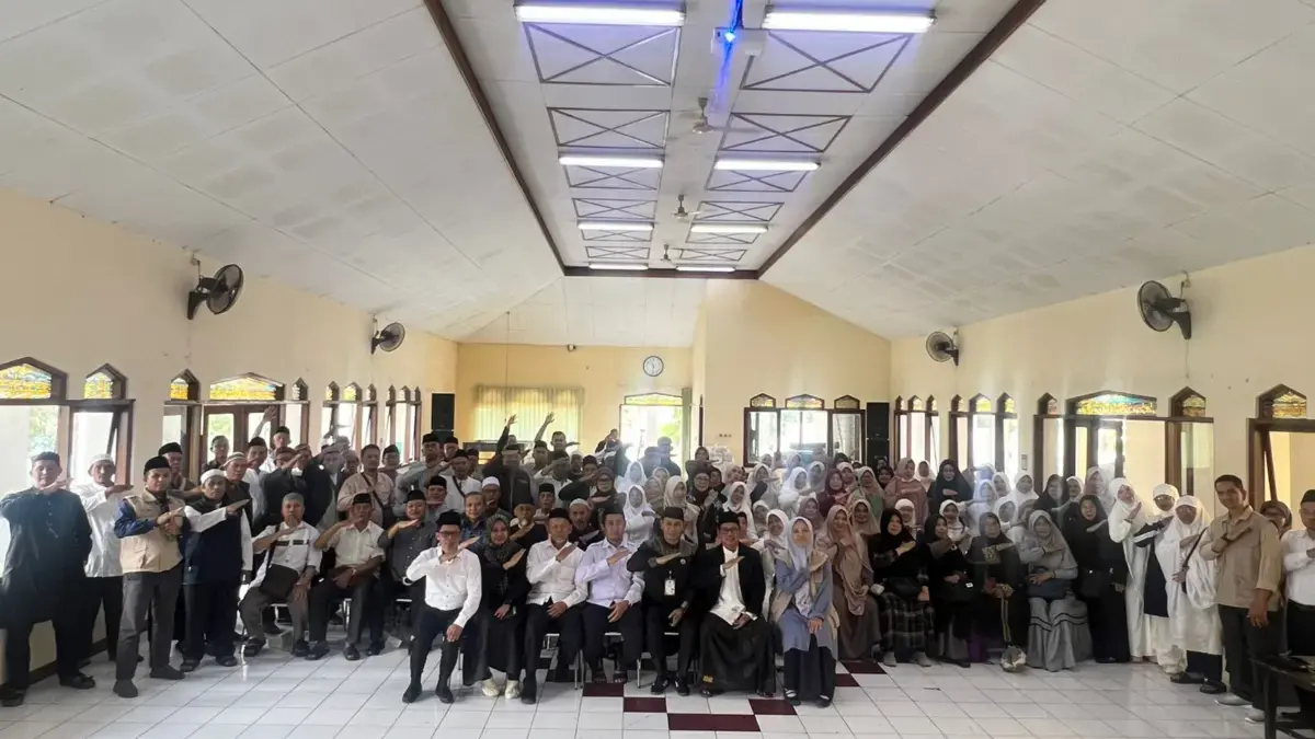 PPIH Arab Saudi Hadiri Manasik Haji Kecamatan di Cimahi, Jamaah Dibekali Layanan dan Rasa Aman Foto Bersama Ratusan Peserta Jamaah Cimahi saat Ikuti Manasik Haji
