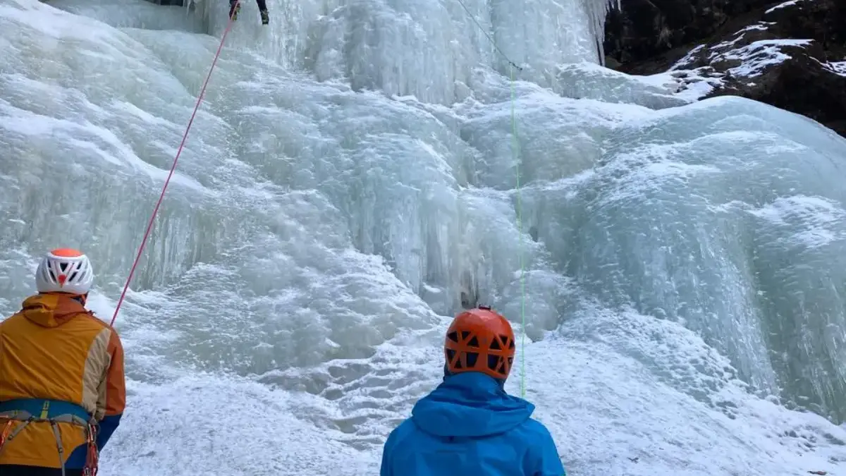 Tim Merah Putih Jajal Air Terjun Es di China