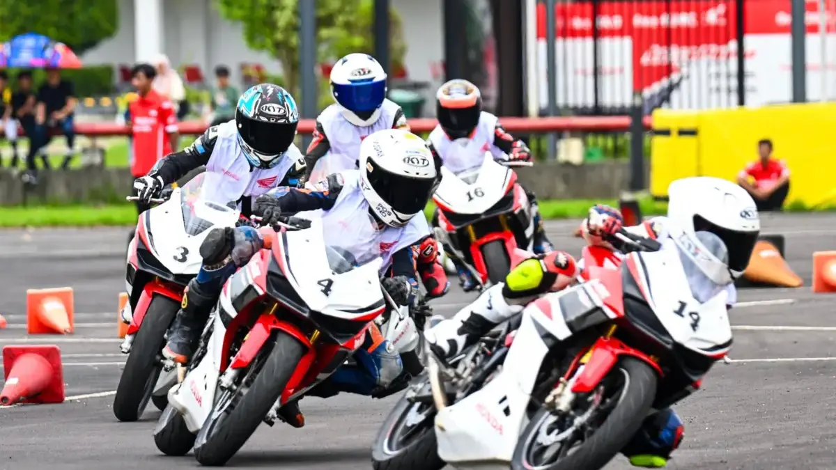 Sebanyak 33 peserta seleksi siswa Astra Honda Racing School mengikuti tes praktik yang diselenggarakan di AHM