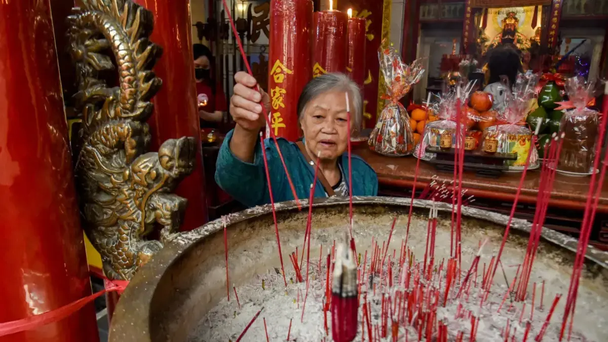 Umat Lanjutkan Sembahyang Imlek 2577 di Vihara Dharma Ramsi