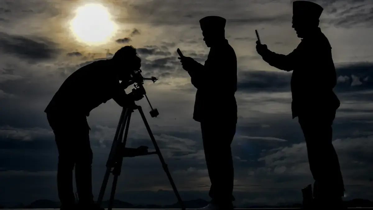 Petugas melakukan pantauan hilal menggunakan teleskop di menara gedung Fakultas Kedokteran