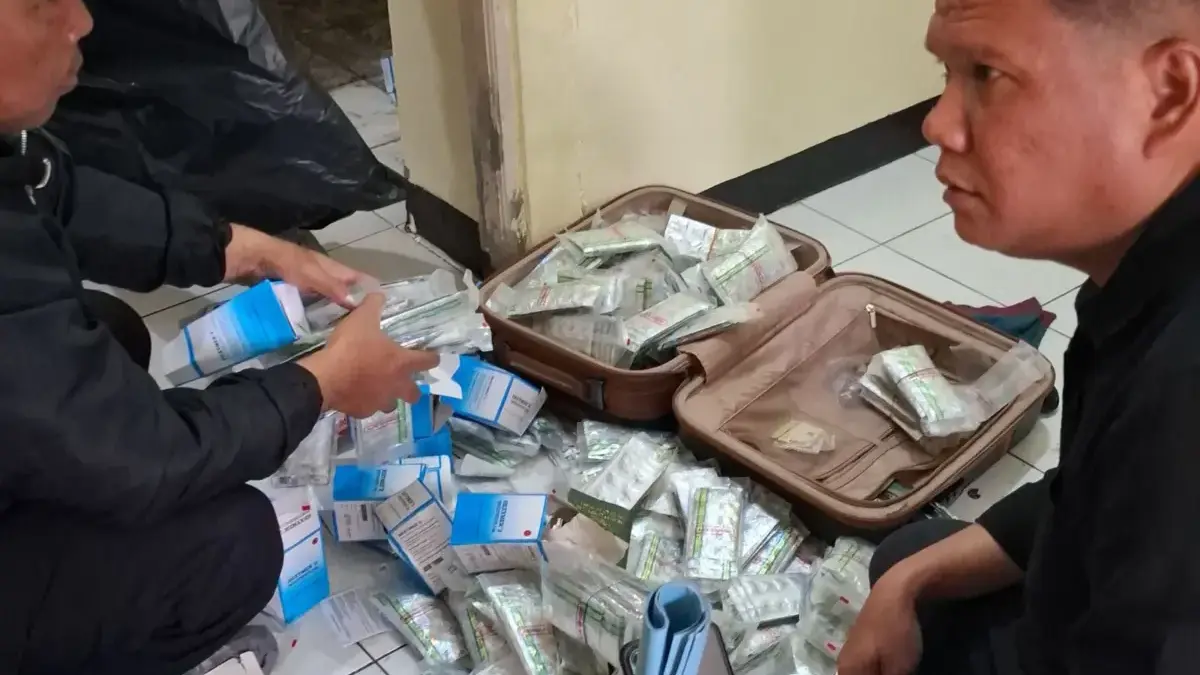 Polsek Bojongsoang Gerebek Gudang Obat Keras di Perum GBI, 6 Orang Diamankan Polsek Bojongsoang Gerebek Gudang Obat Keras di Perum GBI, 6 Orang Diamankan