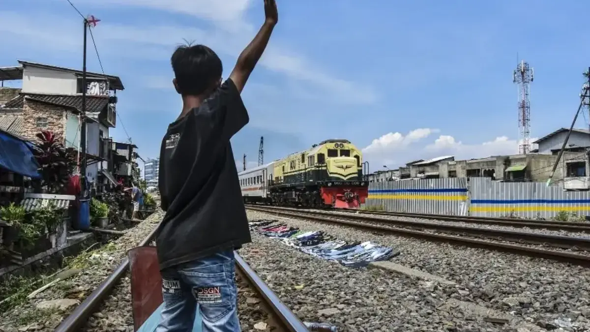 Tegas! KAI Daop 2 Bandung Larang Adanya Aktivitas Ngabuburit di Jalur Kereta Api 